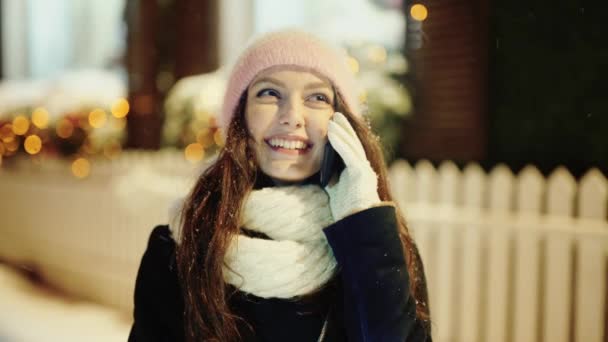 若い女性がクリスマスに彼女の携帯電話の通話 — ストック動画