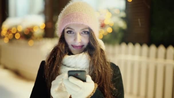 Portrait of a young smiling woman doing online shopping before christmas — Stock Video