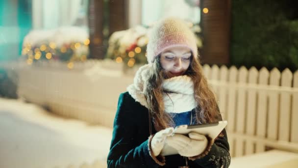 Vinter kvinna med tablett utanför i snön — Stockvideo