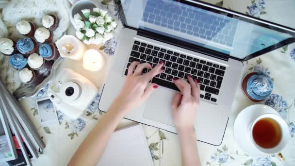 Nő café, a muffin és a laptop — Stock videók