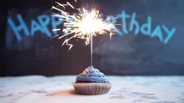 Cupcake con fiocco e candela - biglietto di auguri Buone feste biglietto di auguri . — Video Stock