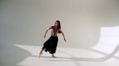 Balerin klasik tutu beyaz Studio içinde silüeti.