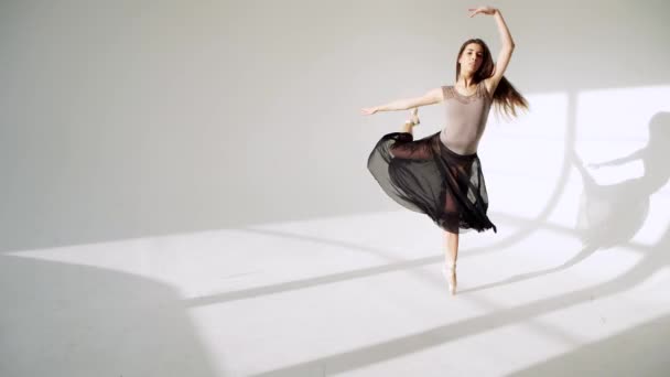 Silhouette einer Ballerina im klassischen Tutu im weißen Studio. — Stockvideo