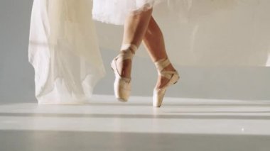 Balerin klasik tutu beyaz Studio içinde silüeti.