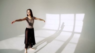 Balerin klasik tutu beyaz Studio içinde silüeti.
