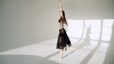 Balerin klasik tutu beyaz Studio içinde silüeti.