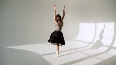 Balerin klasik tutu beyaz Studio içinde silüeti.