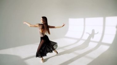 Balerin klasik tutu beyaz Studio içinde silüeti.