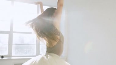 Balerin klasik tutu beyaz Studio içinde silüeti.