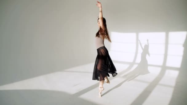 Silhouette einer Ballerina im klassischen Tutu im weißen Studio. — Stockvideo