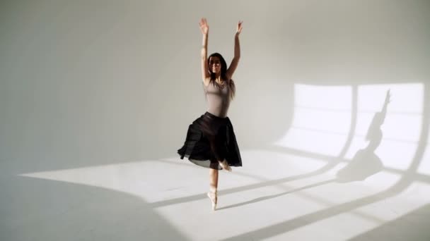 Silhouette einer Ballerina im klassischen Tutu im weißen Studio. — Stockvideo