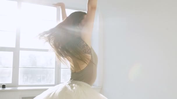 Silhouette de ballerine en tutu classique dans le studio blanc . — Video