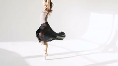 Balerin klasik tutu beyaz Studio içinde silüeti.