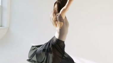 Balerin klasik tutu beyaz Studio içinde silüeti.