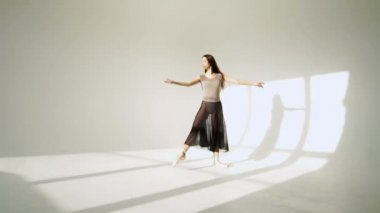 Balerin klasik tutu beyaz Studio içinde silüeti.