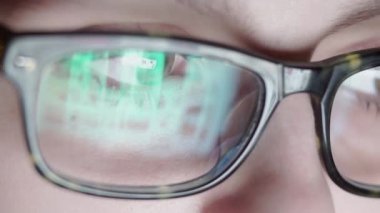 Geceleri internet'te sörf gözlüklü çocuk portre çekim