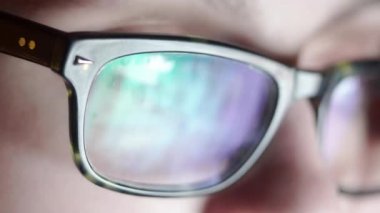 Geceleri internet'te sörf gözlüklü çocuk portre çekim