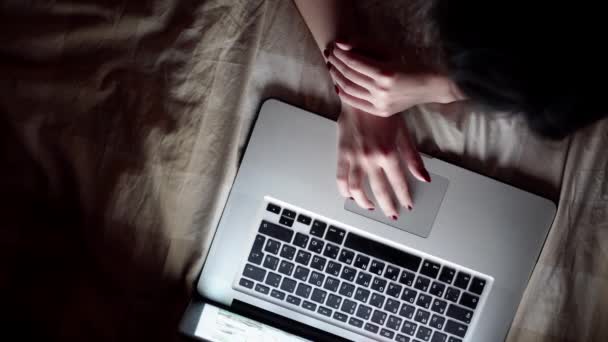 침대에 누워 노트북으로 행복 한 젊은 여자. 흰색 절연 — 비디오