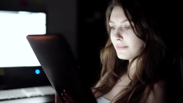 Adolescente chica viendo la película en la tableta en la cama por la noche — Vídeo de stock