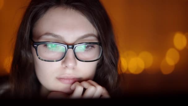 Красива молода жінка в окулярах за допомогою планшетного комп'ютера — стокове відео
