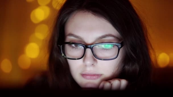 아름 다운 젊은 여자 안경 태블릿 컴퓨터를 사용 하 여 — 비디오