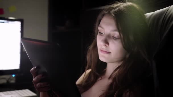 Adolescente regarder film sur tablette dans le lit la nuit — Video