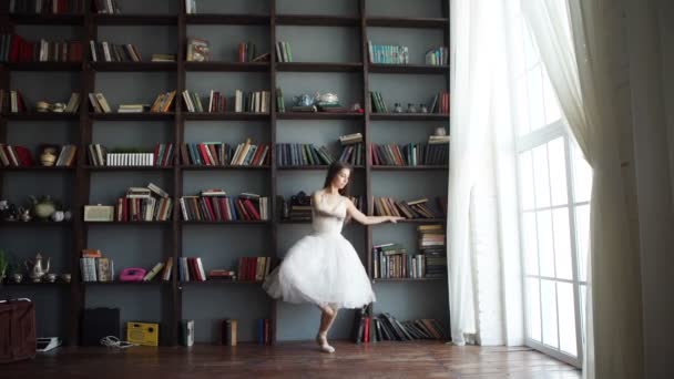 Молодая красивая танцовщица позирует на фоне студии — стоковое видео