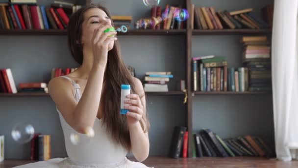 Mulher brincalhão soprando bolhas de festa na câmara — Vídeo de Stock