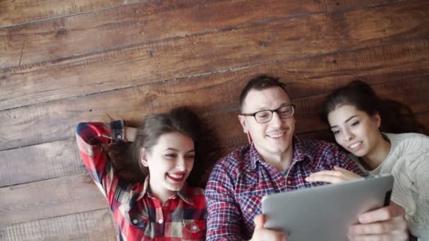 Grupo de amigos sorridentes com tablet — Vídeo de Stock