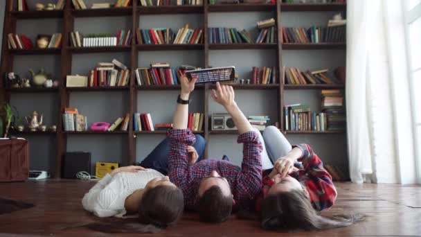 Grupo de amigos sonrientes con tableta — Vídeos de Stock