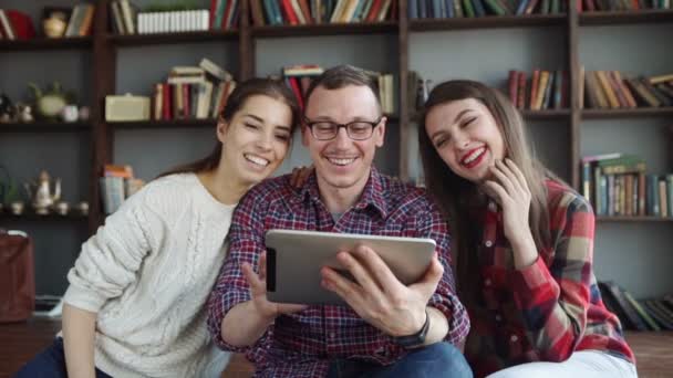 Grupo de amigos sonrientes con tableta — Vídeos de Stock