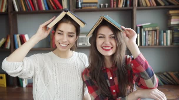 Deux amies regardent le magazine sur le lit à la maison . — Video