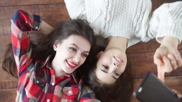 Estudantes felizes meninas assistindo o telefone inteligente em sala de aula — Vídeo de Stock