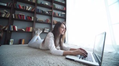 Mutlu Genç Güzel Kadın Laptop Kullanıyor, İçerde
