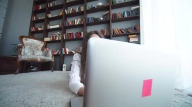 Mutlu Genç Güzel Kadın Laptop Kullanıyor, İçerde