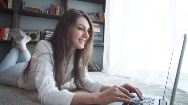 Jovem feliz bela mulher usando laptop, interior — Vídeo de Stock