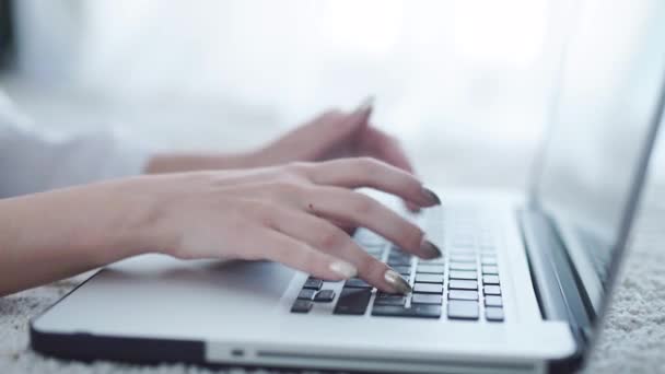 Femme clavier d'ordinateur portable à la maison — Video