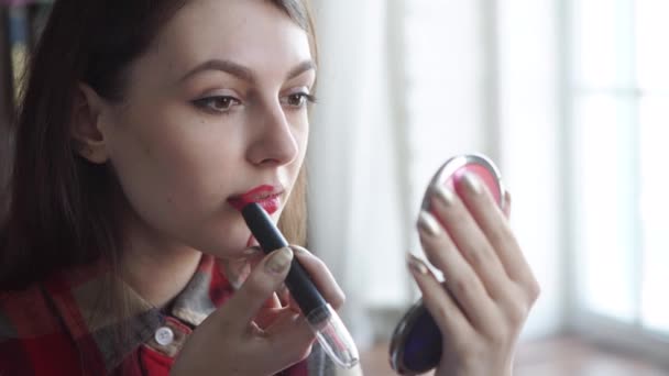 Joven mujer labios rojos y lápiz labial — Vídeo de stock