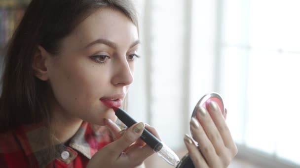 Jonge vrouw rode lippen en lippenstift — Stockvideo