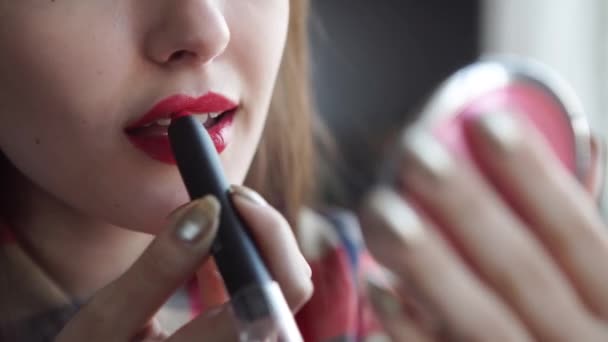 Junge Frau rote Lippen und Lippenstift — Stockvideo