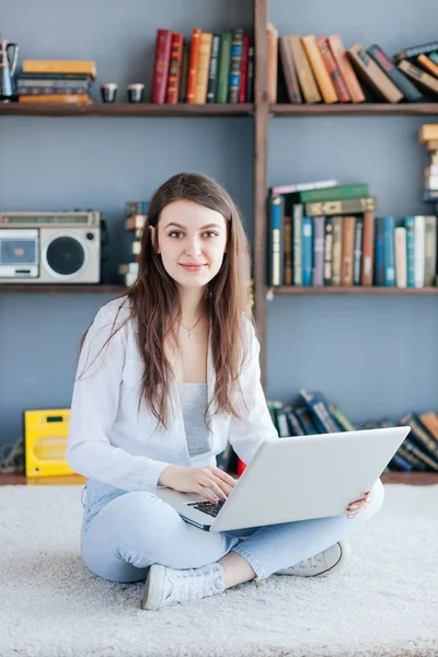 Gelukkig jong vrouw met behulp van laptop thuis — Stockfoto