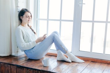 gülümseyen kadın. Ona cep telefon sms okuyor