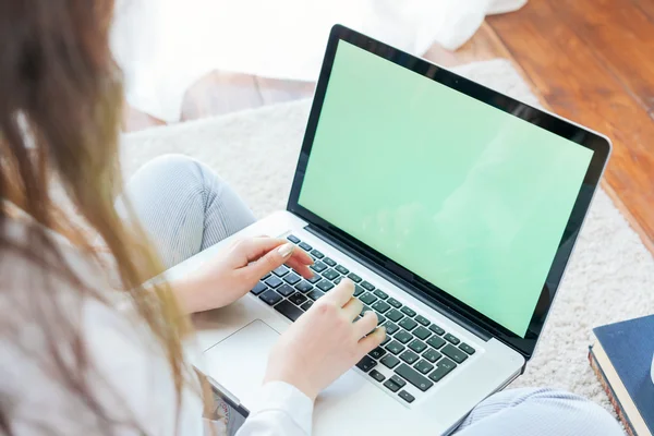 Glückliche junge Frau benutzt Laptop zu Hause — Stockfoto