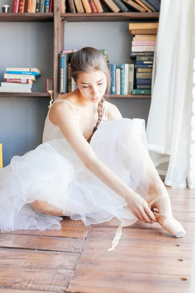 Genç balerin bale sınıf barre adlı poite tutuyoruz — Stok fotoğraf