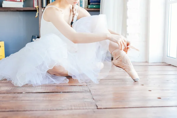 Unga ballerina stående på poite på barre i balett klass — Stockfoto