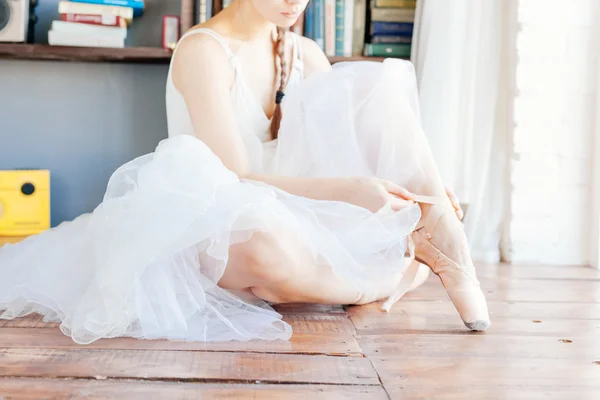 Joven bailarina de pie en poite en la barra en clase de ballet — Foto de Stock
