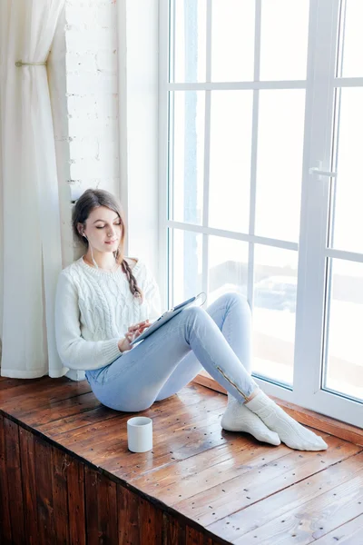 Mujer sonriendo. lee un sms en su móvil — Foto de Stock