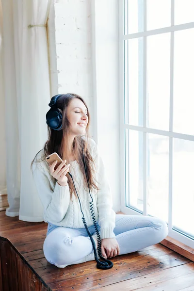 Kvinnan lyssnar musik med hörlurar. koppla av och varva ner — Stockfoto