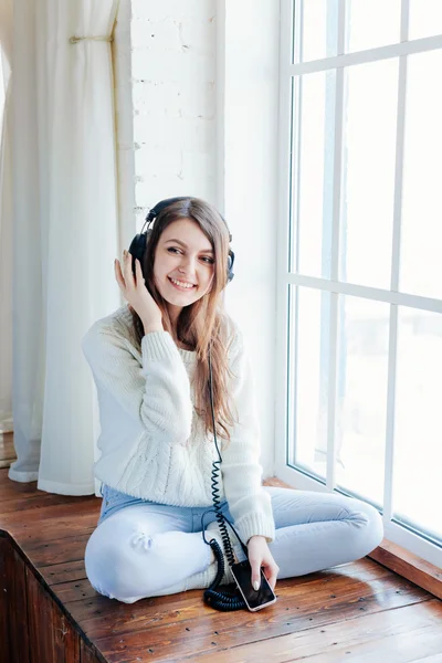 Женщина слушает музыку в наушниках. расслабиться и расслабиться — стоковое фото