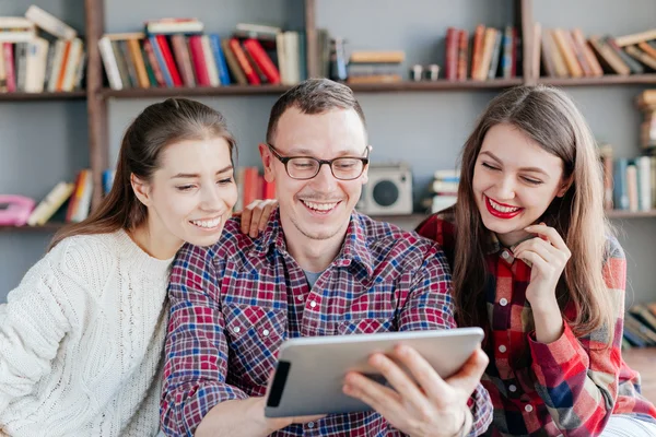 Attraktives Paar nutzt gemeinsam Tablet auf Futon h zu Hause — Stockfoto